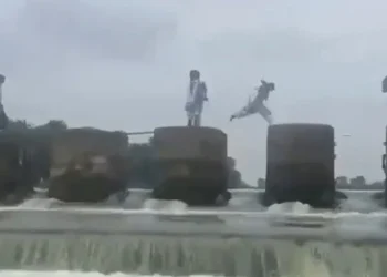 مدھیہ پردیش میں جان ہتھیلی میں رکھ کر بچے اسکول جانے کو مجبور