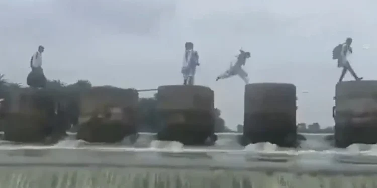 مدھیہ پردیش میں جان ہتھیلی میں رکھ کر بچے اسکول جانے کو مجبور