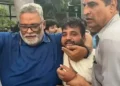پریس کانفرنس کے دوران پپو یادو پر چپل سے حملہ