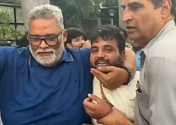 پریس کانفرنس کے دوران پپو یادو پر چپل سے حملہ