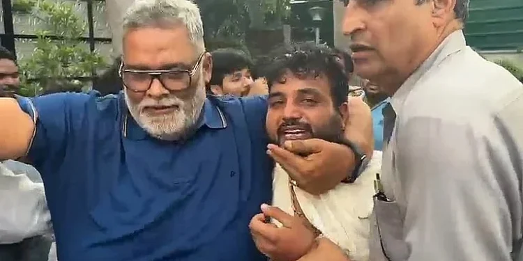 پریس کانفرنس کے دوران پپو یادو پر چپل سے حملہ