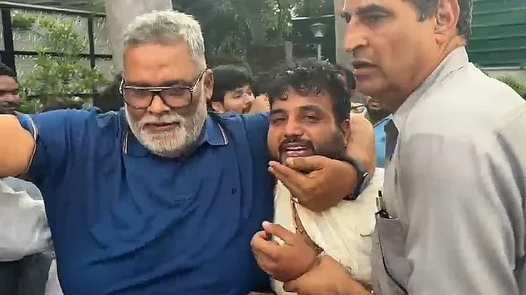 پریس کانفرنس کے دوران پپو یادو پر چپل سے حملہ