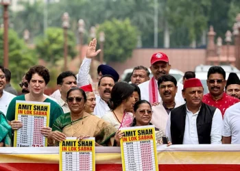 امت شاہ کے خلاف اپوزیشن کا دھرنا و مظاہرہ جاری