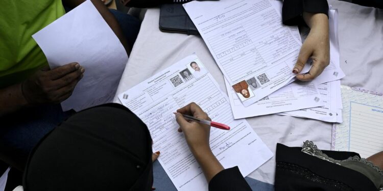 ایس آئی آرکے دوران الیکشن کمیشن کی جانب سے جاری نوٹس کی فہرست میں کئی اہم شخصیات شامل