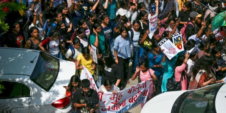 خواتین کے تحفظ کو لے کر دہلی یونیورسٹی کے طلبہ کا احتجاج تیز