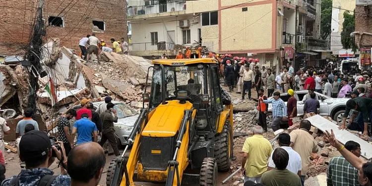 ستیہ نکیتن میں ہاسٹل کی عمارت منہدم – ملبے میں کئی طلبہ کے دبے ہونے کا خدشہ