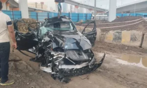 ممبئی میں پل سے نیچے گری بی ایم ڈبلیو کار، حادثے میں 3 افراد کی دردناک موت