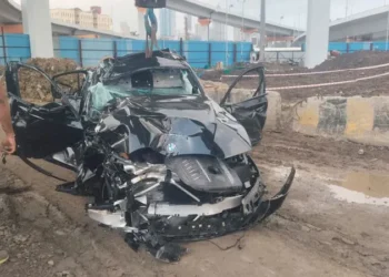 ممبئی میں پل سے نیچے گری بی ایم ڈبلیو کار، حادثے میں 3 افراد کی دردناک موت