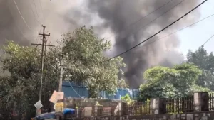 نوئیڈا میں آگ لگنے سے 6 دکانیں جل کر راکھ، ایک کی موت